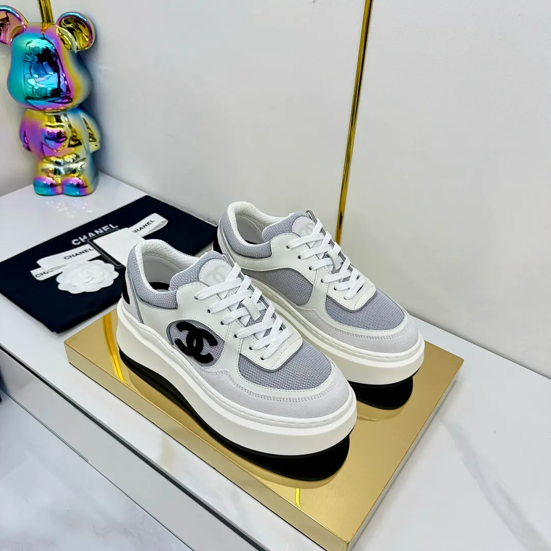 👟👟Ex-factory price 680👟👟 Upgraded version, upgraded version, upgraded version! No rebuttal accepted! ! ! ! Chanel Chanel panda shoes! 2025 counter's top casual sports shoes. This classic design; the upper is electro-embroidered with a variety of techniques; the outsole is fashionable and sporty; the unusual inclusion of a variety of color matching elements... The diversified mix and match is very good-looking and versatile, and can be used for leisure, fashion, sports, and outdoor... ꫛꫀꪝ Go➫ Materials: ❶Upper made of: original imported first-layer silk cowhide + original waterproof cloth + original first-layer cowhide ❷Inner lining: Original Yangli+Net ❸Outsole based on: Original TPU combination outsole Counter boutique packaging complete set for women 35–41 👉 👉 👉 👉 👉 👉 👉